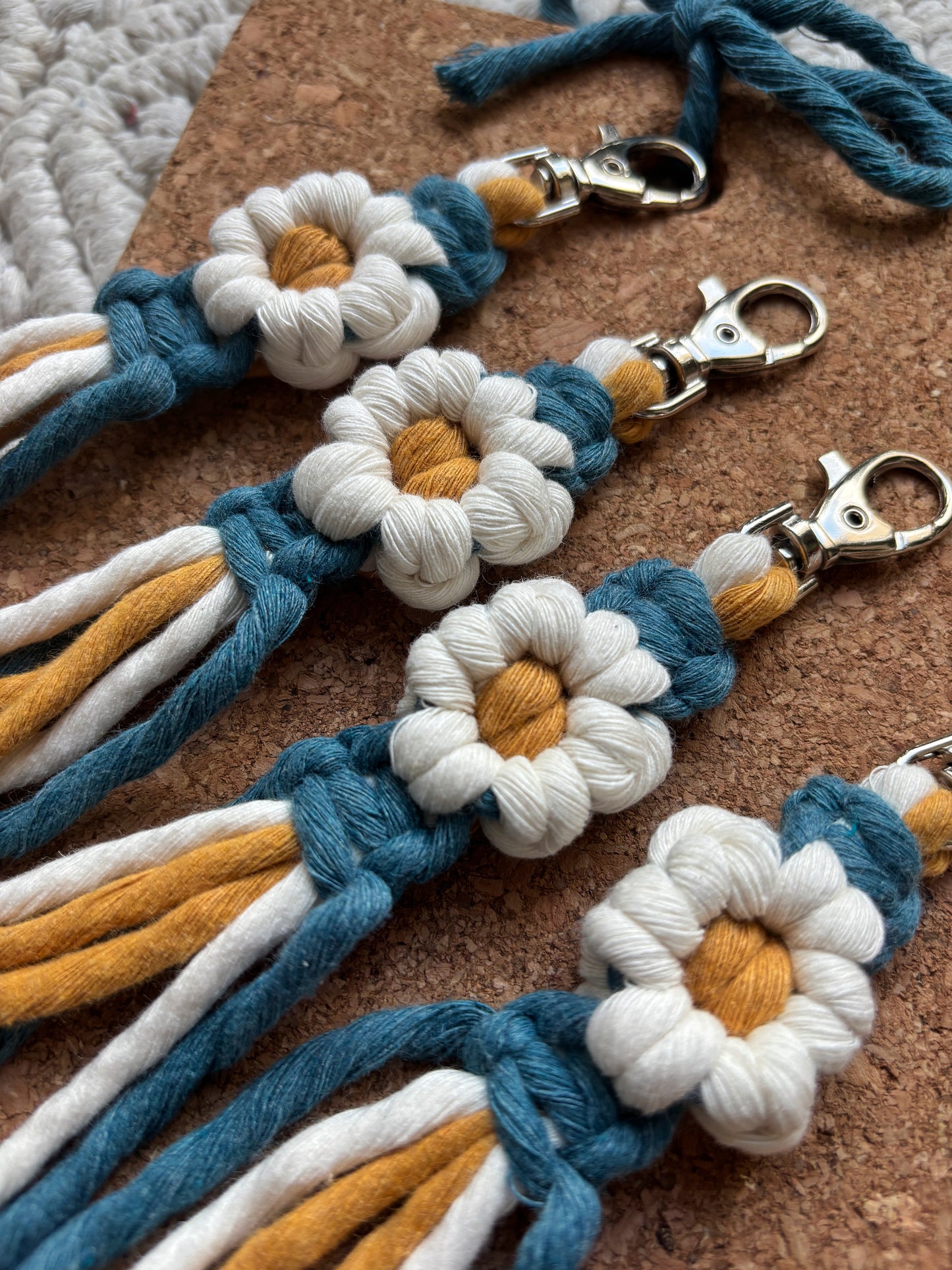 Tutorial charm portachiavi a fiore margherita | diy daisy keychain - contenuto digitale