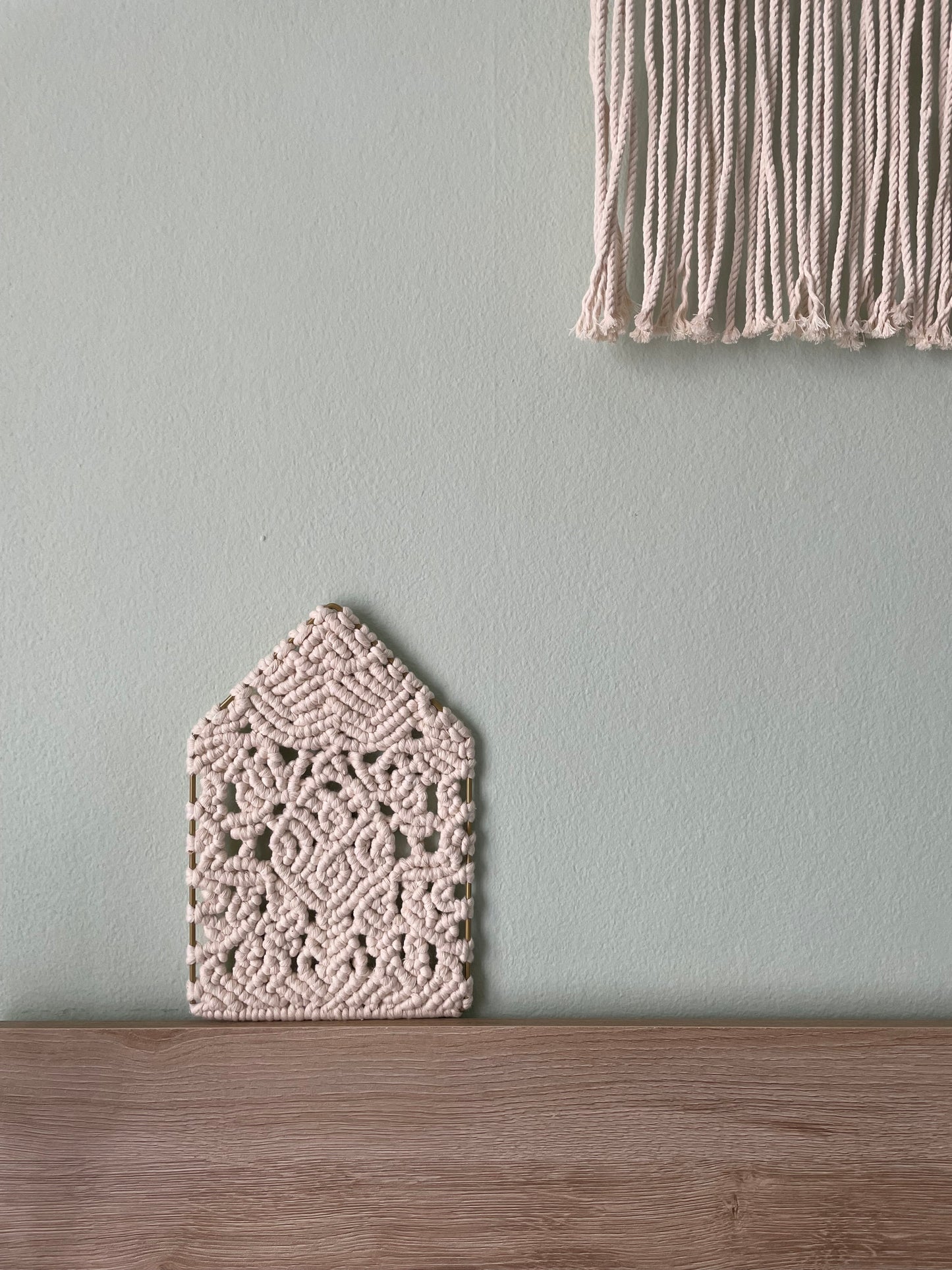 Quadretto da parete in macramè “Home”