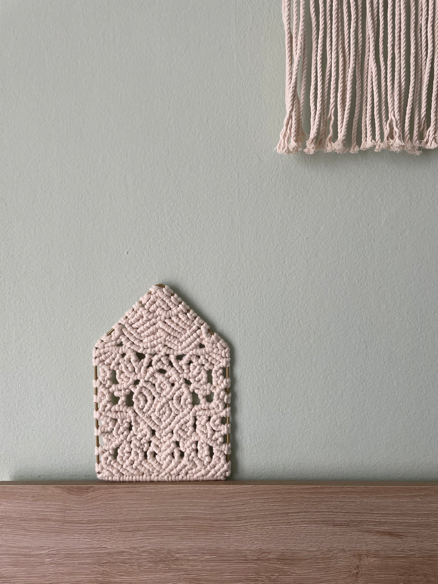 Quadretto da parete in macramè “Home”