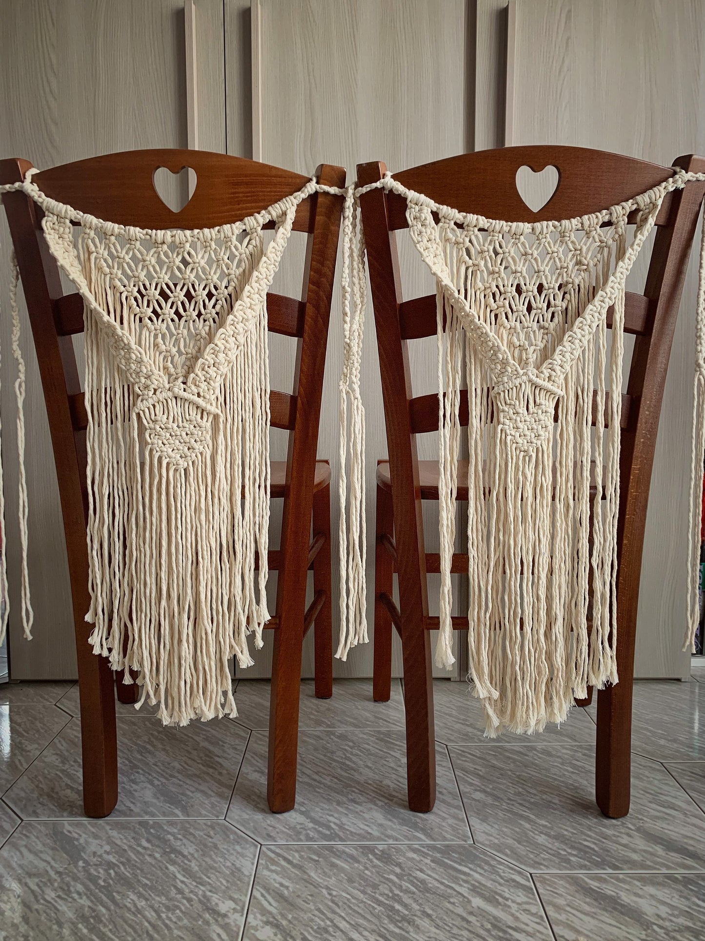 Coprisedia in macramè con cuore per matrimonio | chair backdrops macramè wedding