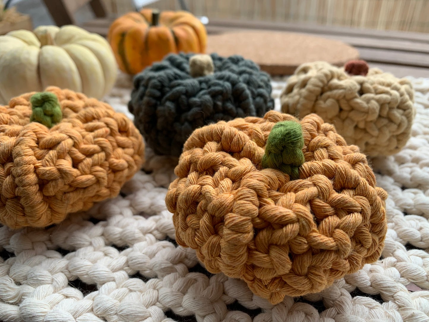 Zucca decorativa in macramè per autunno e halloween