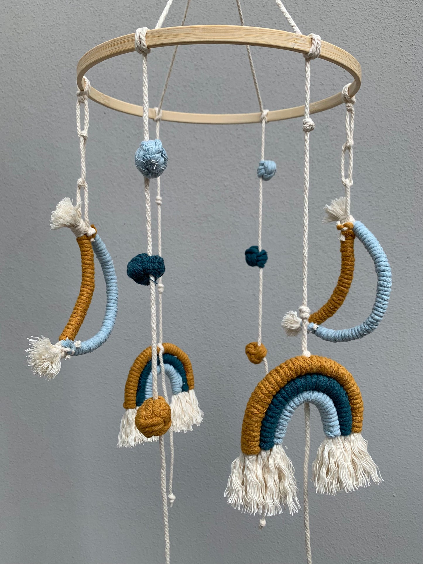 Giostra boho culla per nascita con arcobaleni e lune in macramè