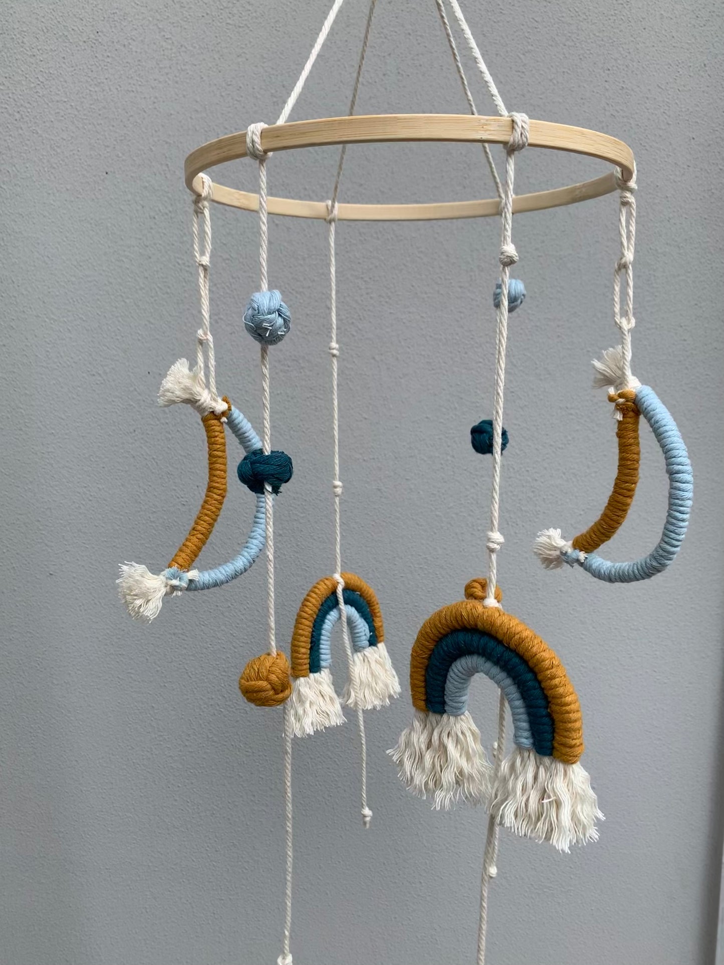 Giostra boho culla per nascita con arcobaleni e lune in macramè