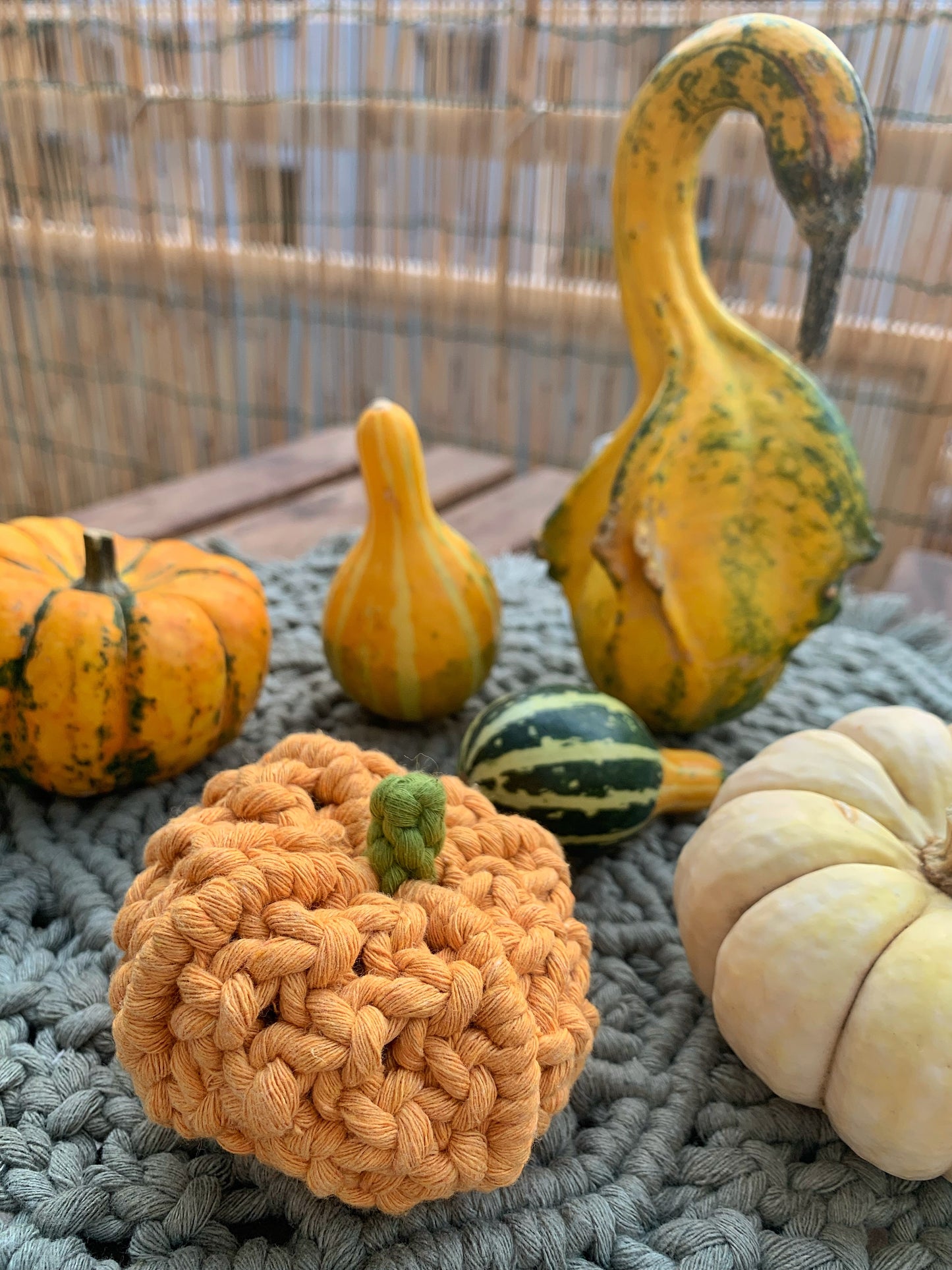 Zucca decorativa in macramè per autunno e halloween