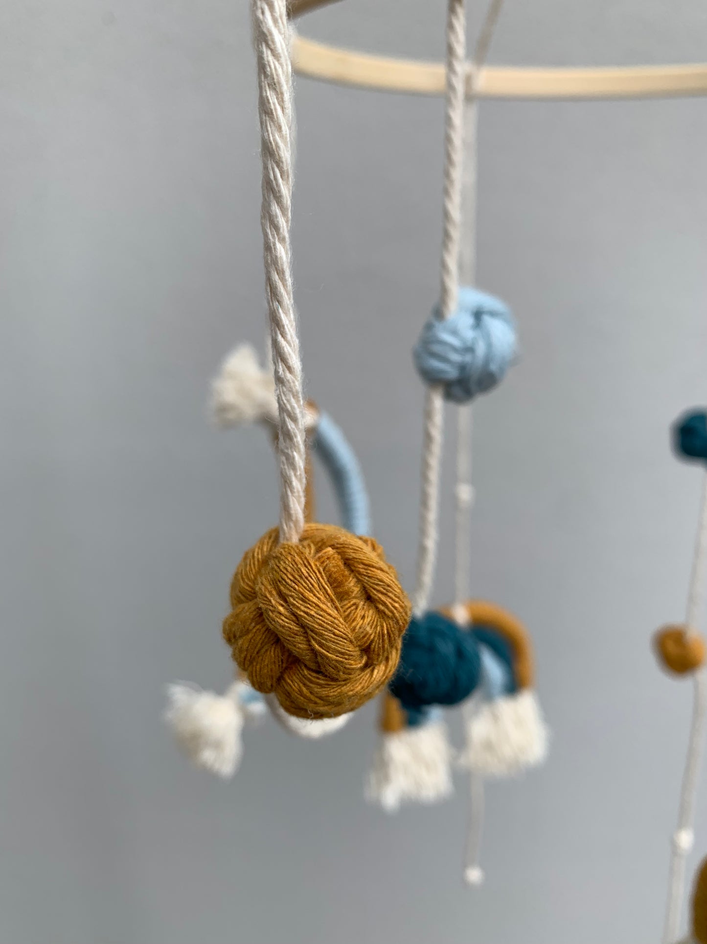 Giostra boho culla per nascita con arcobaleni e lune in macramè