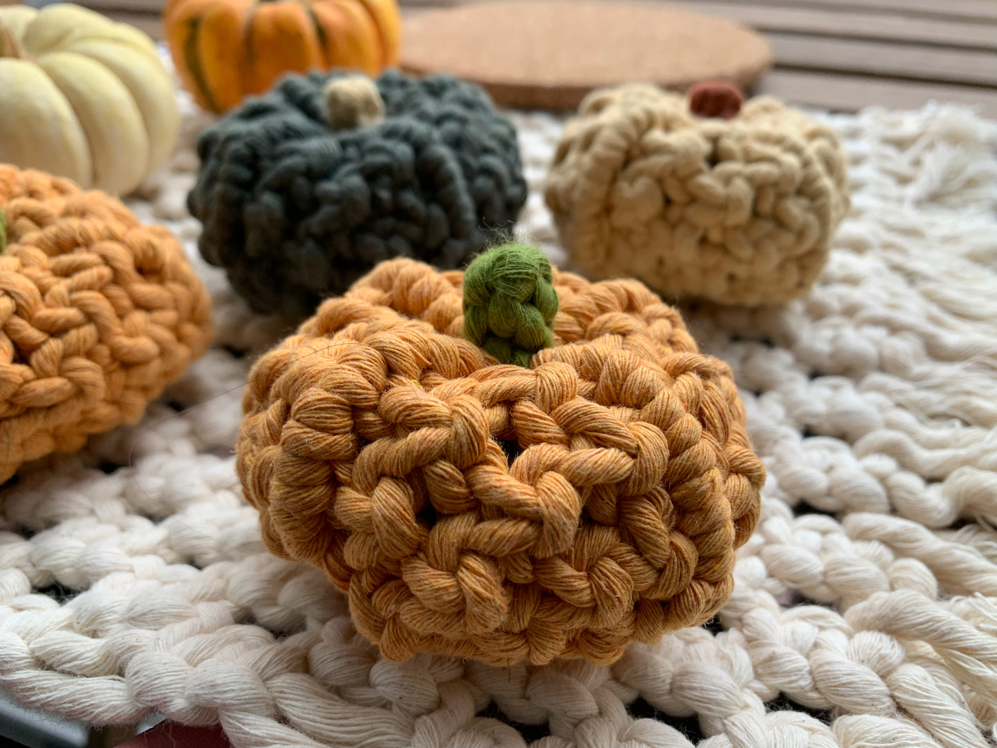 Zucca decorativa in macramè per autunno e halloween