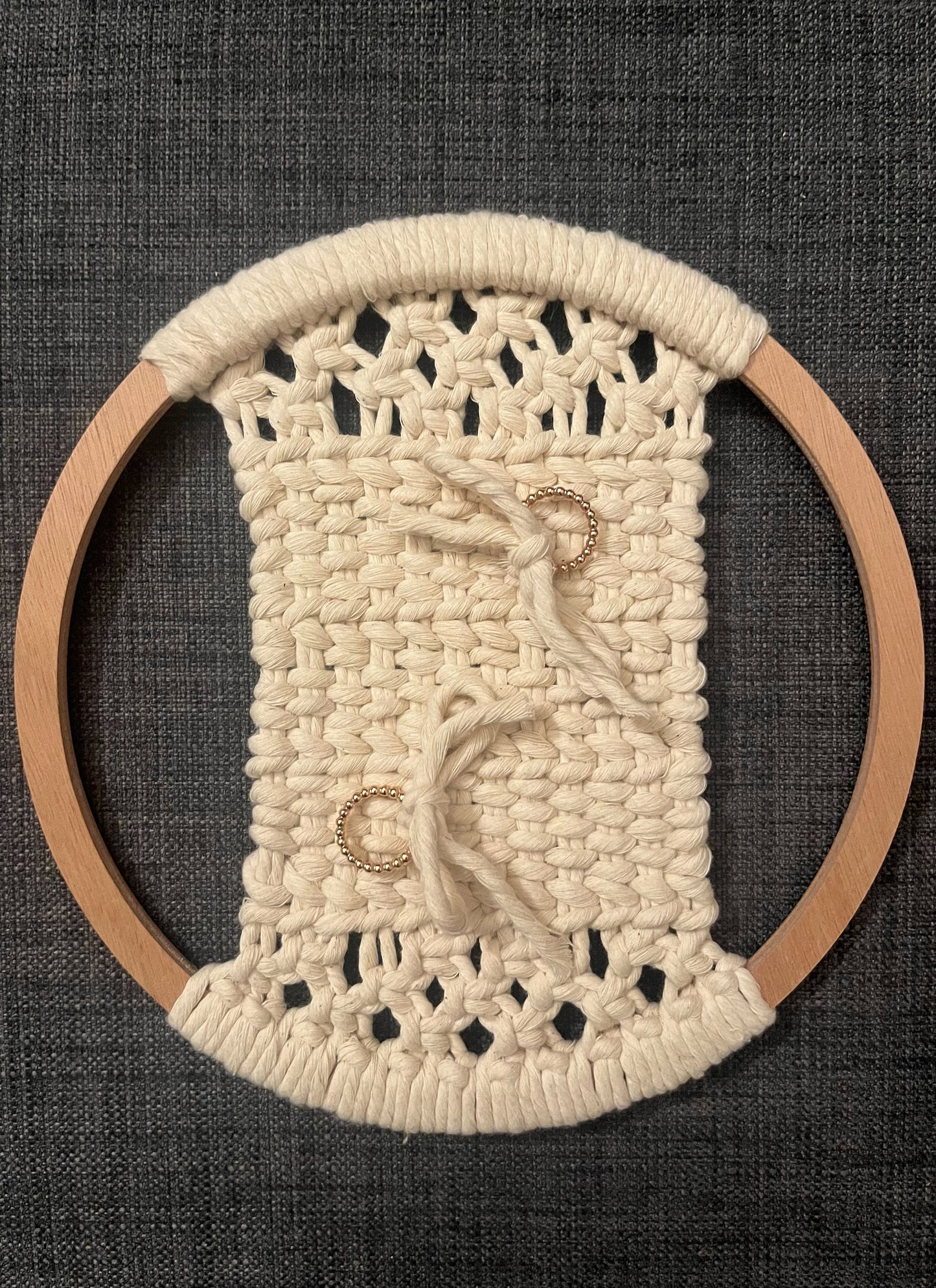Porta fedi per matrimonio in macramè e tessitura