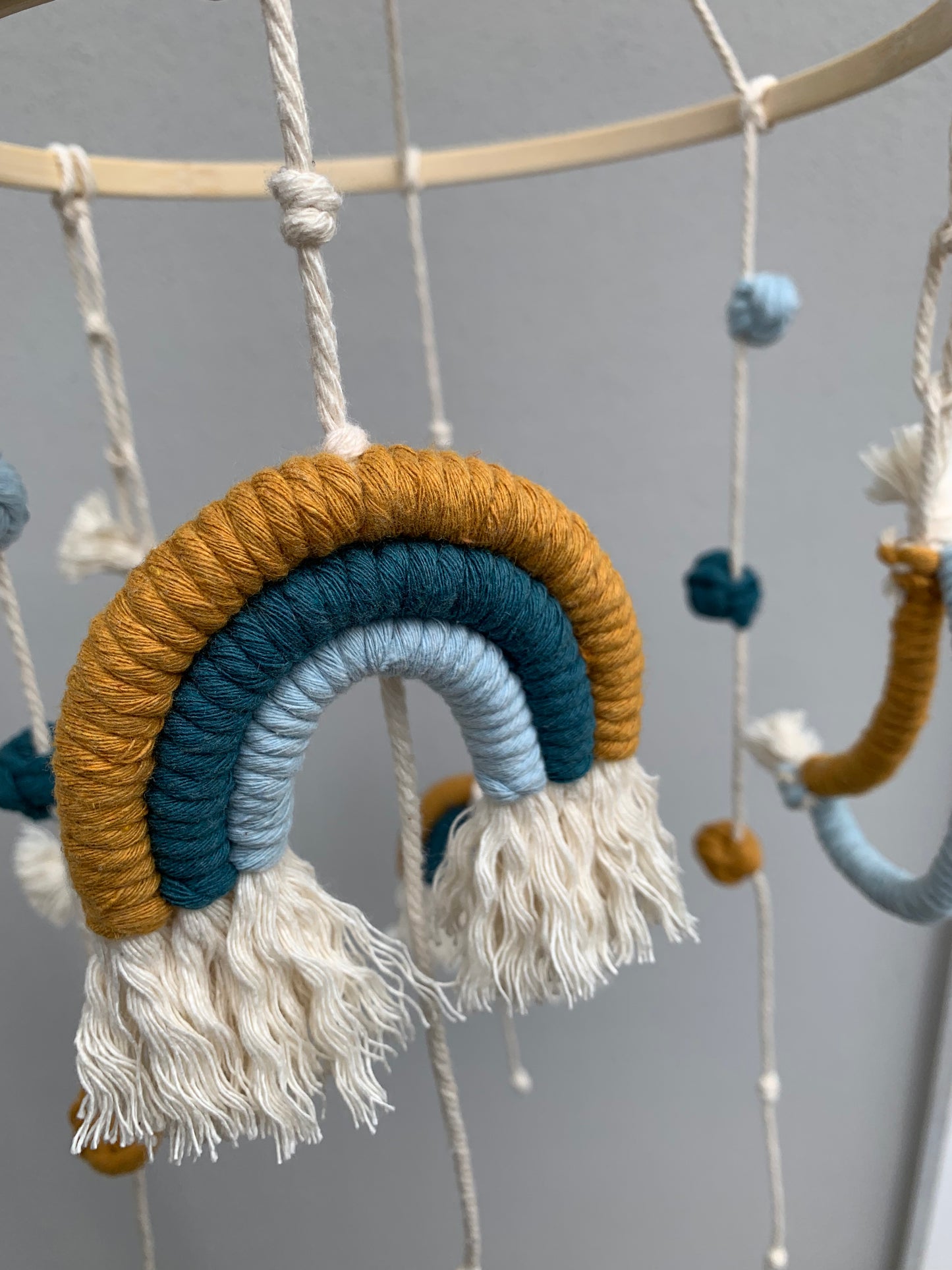 Giostra boho culla per nascita con arcobaleni e lune in macramè