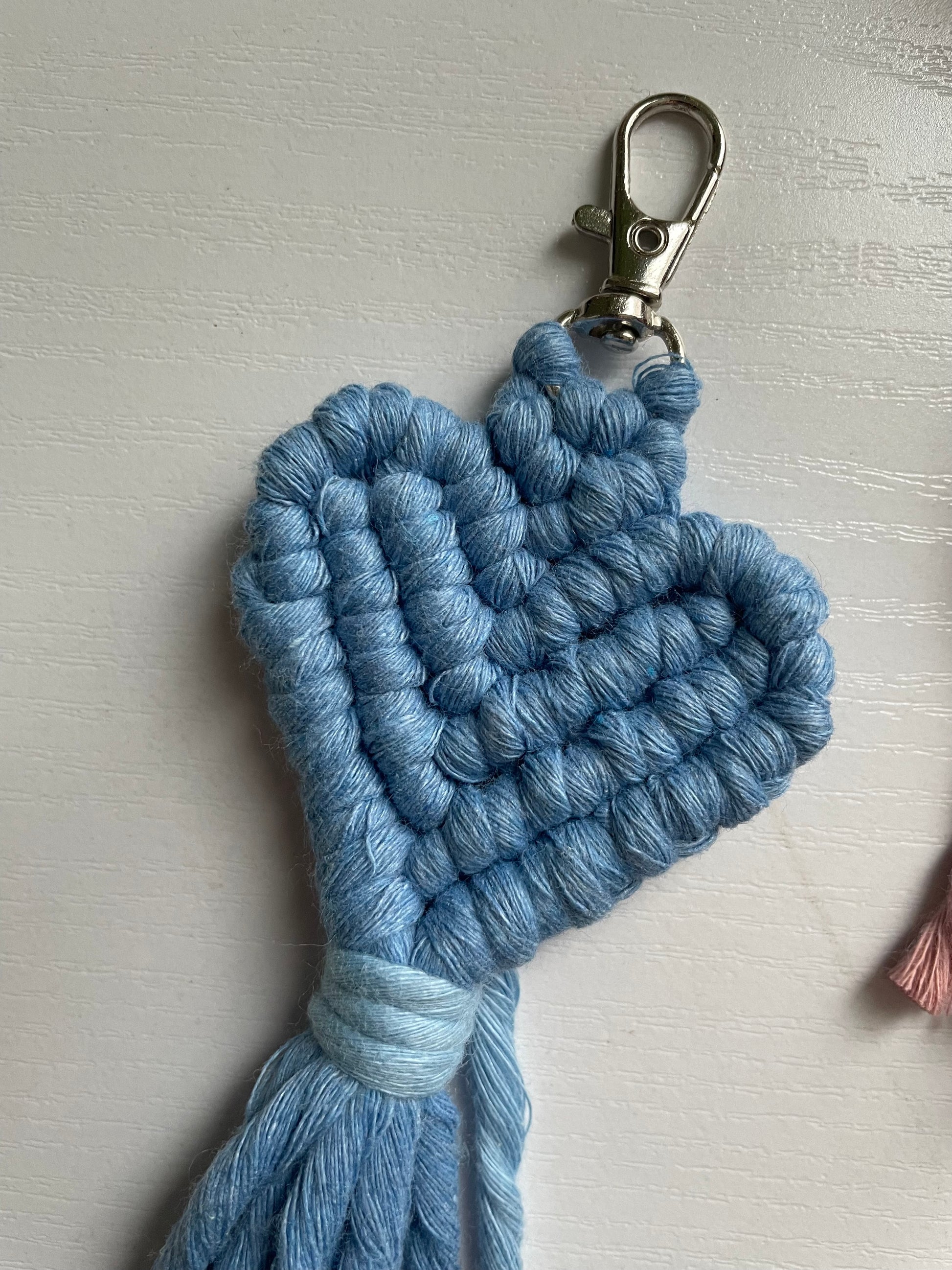 Portachiavi a forma di cuore 12x5 cm – italian_macramè - handmade fiber art  creations