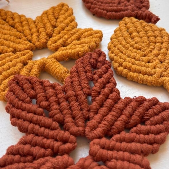 Foglia d’acero in macramè · sottotazza autunnale
